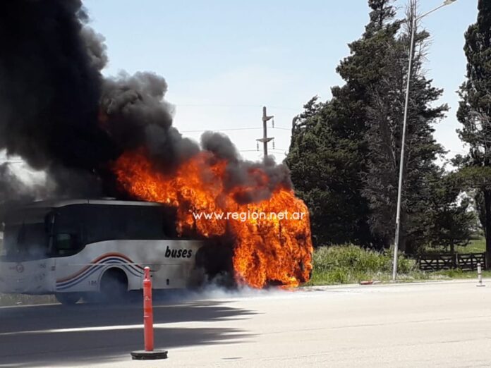 se incendio un micro de buses lep en el peaje de alcira gigena