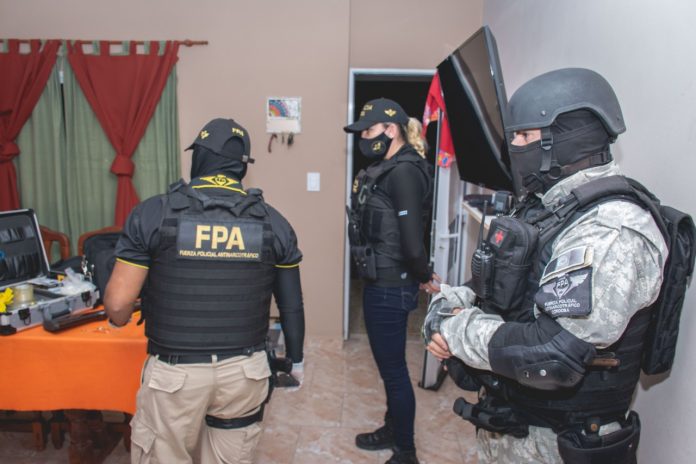 8 DETENIDOS EN MEGAOPERATIVO ANTIDROGAS