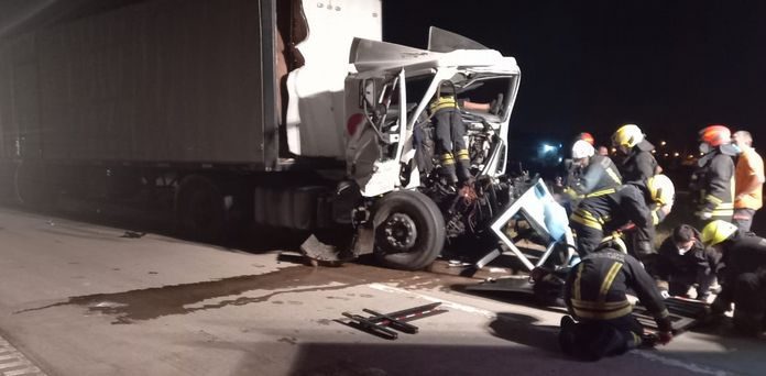 FUERTE CHOQUE ESTA MADRUGADA ENTRE DOS CAMIONES SOBRE RUTA 158