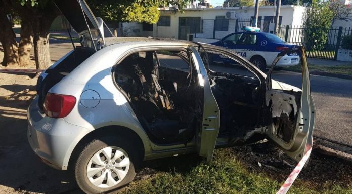 UNA MUJER MURIO LUEGO DE PRENDER FUEGO EL AUTO DE SU EX NOVIO