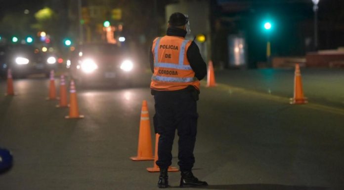 INSOLITO: UN JOVEN Y SU MADRE MORDIERON Y RASGUÑARON A POLICIAS