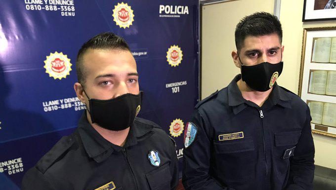 DOS JÓVENES POLICÍAS SALVAN A UN BEBÉ