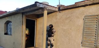 APURADOS POR DESHACERSE DE LA DROGA, LA ARROJARON HACIA EL PATIO