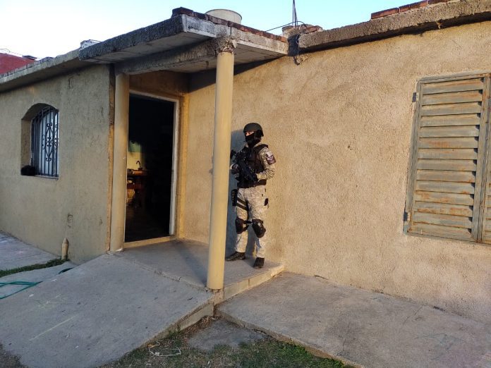 APURADOS POR DESHACERSE DE LA DROGA, LA ARROJARON HACIA EL PATIO