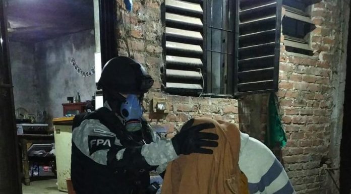 DETIENEN A UN HOMBRE QUE VENDÍA DROGAS CON SU HIJA