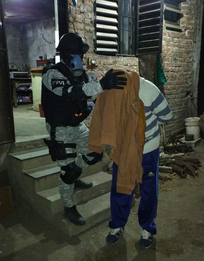 DETIENEN A UN HOMBRE QUE VENDÍA DROGAS CON SU HIJA