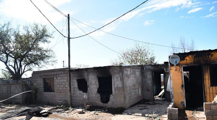 CONMOCIÓN: LOGRAN SACAR A UNA FAMILIA DEL INCENDIO DE SU CASA, PERO ESTÁN GRAVES