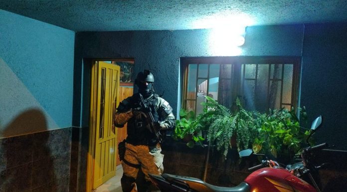 CAE BANDA FAMILIAR CON COCAÍNA, MARIHUANA Y ARMAS DE FUEGO. 5 DETENIDOS