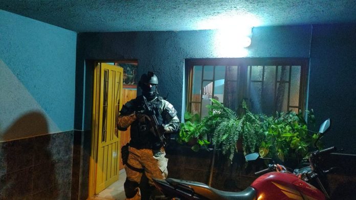 CAE BANDA FAMILIAR CON COCAÍNA, MARIHUANA Y ARMAS DE FUEGO. 5 DETENIDOS