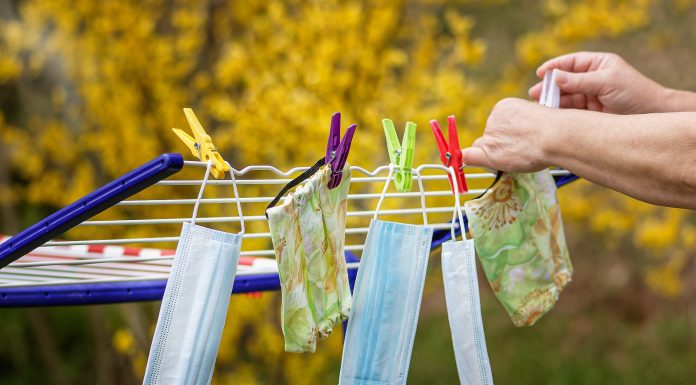 - Sin uso de tapabocas al aire libre de manera individual o en una misma burbuja. - Sigue siendo obligatoria en lugares cerrados (aulas, cines, teatros, ámbitos de trabajo, transporte público, espectáculos y eventos masivos) y al aire libre cuando hay aglomerados de personas. - Reuniones sociales sin límites de personas cumpliendo las medidas de prevención, tapabocas, distancia y ventilación. - Aforo del 100% en actividades económicas, industriales, comerciales, de servicios, religiosas, culturales, deportivas, recreativas y sociales en lugares cerrados manteniendo las medidas de prevención, tapaboca, distancia y ventilación. - Autorización de viajes de jubilados y jubiladas, egresados y egresadas y principales de estudiantes o similares siguiendo los protocolos recomendados. - Autorización de discotecas con aforo del 50%, con esquema completo de vacuna (14 días previos al evento). ES LA ACTIVIDAD DE MAYOR RIESGO, TENIENDO EN CUENTA LA VARIANTE DELTA - Salones de fiestas, bailes o actividades similares: habilitado para personas que acrediten esquema completo de vacuna (14 días previos al evento) o una dosis más test diagnostico (PCR o Antígeno) negativo dentro de las 48 horas previas al evento. Protocolo especial para las fiestas de 15 o para menores de 17 años mientras avance la vacunación en los y las adolescentes. - Eventos masivos de más de MIL (1000) personas. A partir del 1 de octubre se habilita con aforo del 50%, y se trabajará con los actores involucrados el protocolo específico en relación a los requisitos. - Apertura gradual y cuidada de fronteras: FECHAS ESTIMADAS A COORDINAR CON MIGRACIONES, ANAC y otras autoridades. - 24 de septiembre: eliminación del aislamiento a argentinos, residentes y extranjeros que vengan por trabajo y estén autorizados por la autoridad migratoria. - 1 de Octubre: autorización ingreso de extranjeros de países limítrofes sin aislamiento. Apertura de fronteras terrestres a pedido de gobernadores (con corredores seguros aprobados por la autoridad sanitaria con cupo definido por la capacidad de cada jurisdicción). Entre el 1 de octubre y 1 de noviembre incremento del cupo de ingreso progresivo en todos los corredores seguros, aeropuertos, puertos y terrestres. 1 de noviembre se autoriza ingreso de todos los extranjeros • Se solicitará para el ingreso al país: - Esquema de vacunación completo, con fecha de última aplicación por lo menos 14 días previos al arribo al país. - Test de PCR negativa en las 72 horas previas al embarque, o antígeno en el punto de ingreso hasta que defina la autoridad sanitaria - Test de PCR al día 5 a 7 del arribo hasta que lo defina la autoridad sanitaria Aquellas personas que no presenten esquema de vacunación completo incluyendo los menores deberán realizar cuarentena, test de antígeno al ingreso, y test de PCR al día 7. Al momento de alcanzar el 50% de la población completamente vacunada: se dejará de realizar test de antígeno al ingreso (salvo los no vacunados) y PCR al día 5-7 y se podrá levantar el cupo. Ya de esta manera se minimiza el impacto del aumento de hospitalizaciones y muertes.