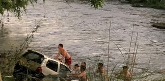 CASI UNA TRAGEDIA: SE OLVIDO DE PONER EL FRENO DE MANO Y CAYO AL RIO CTALAMOCHITA