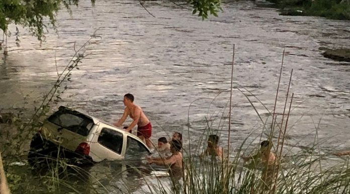 CASI UNA TRAGEDIA: SE OLVIDO DE PONER EL FRENO DE MANO Y CAYO AL RIO CTALAMOCHITA