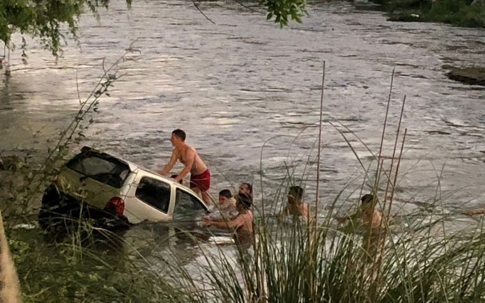 CASI UNA TRAGEDIA: SE OLVIDO DE PONER EL FRENO DE MANO Y CAYO AL RIO CTALAMOCHITA