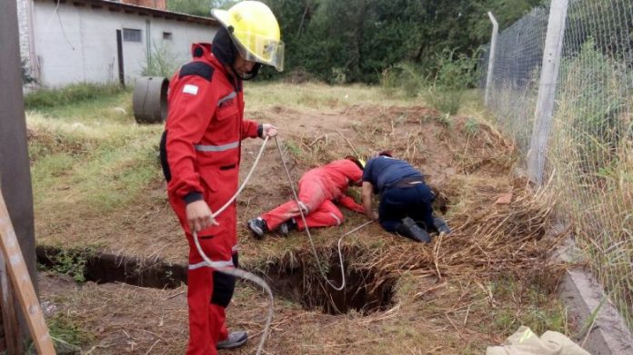 BOMBEROS RESCATARON A UN HOMBRE QUE CAYO A UN POZO DE 9 METROS