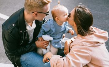 LA RAZÓN POR LA QUE EXPERTOS ADVIERTEN QUE NO DEBES BESAR A TUS HIJOS EN LA BOCA