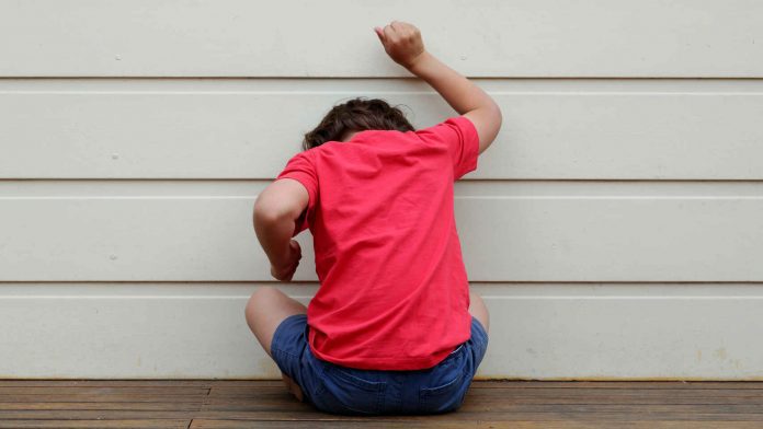 MALTRATO INFANTIL: UN NIÑO AUTISTA ABANDONADO Y ENCERRADO EN SU CASA