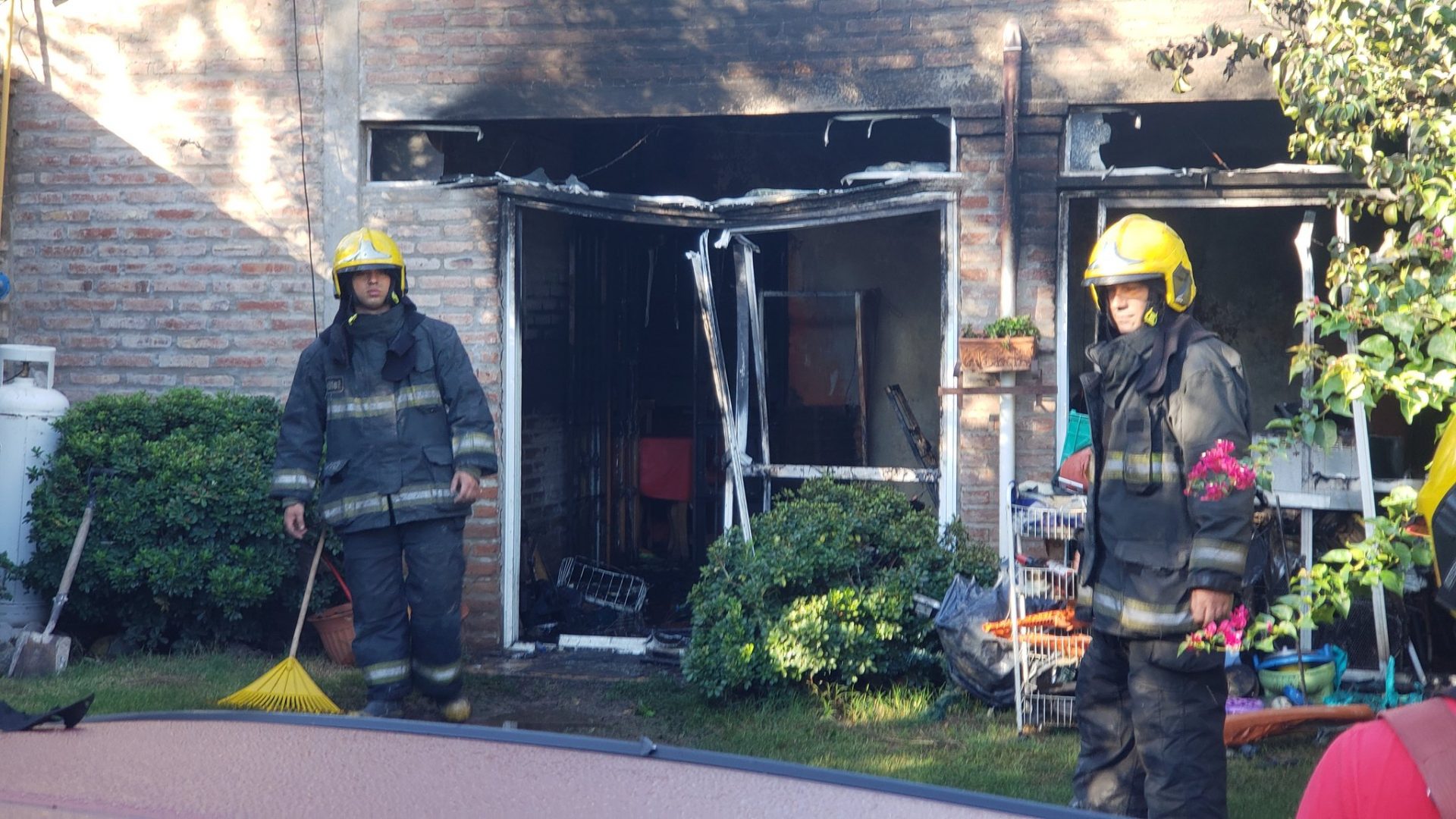 POLICIAS LOGRARON RESCATAR A UNA FAMILIA ATRAPADA EN UN VORAZ INCENDIO ...