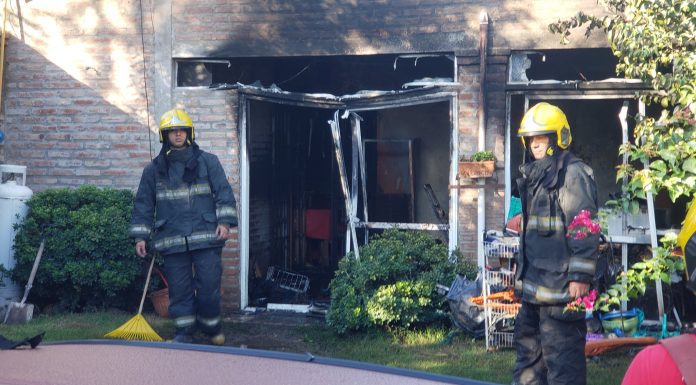 POLICIAS LOGRARON RESCATAR A UNA FAMILIA ATRAPADA EN UN VORAZ INCENDIO