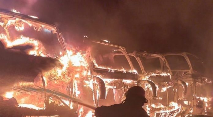 34 COLECTIVOS DE FLECHA BUS FUERON DESTRUIDOS POR UN VORAZ INCENDIO