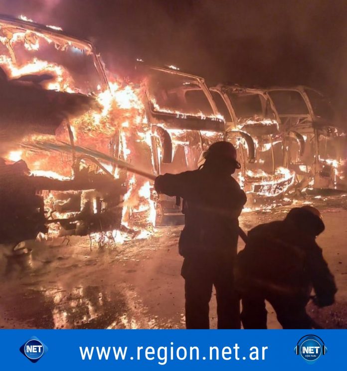 34 COLECTIVOS DE FLECHA BUS FUERON DESTRUIDOS POR UN VORAZ INCENDIO