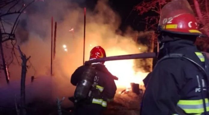 CINCO HOMBRES BALEARON Y APUÑALARON A UN JOVEN EN SU CASA, QUE LUEGO INCENDIARON