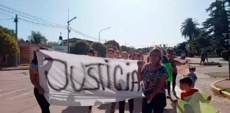 VIOLACIÓN A UN JOVEN DE CARNERILLO: VECINOS RECLAMAN FRENTE A LA CASA DE LOS SUPUESTOS AGRESORES