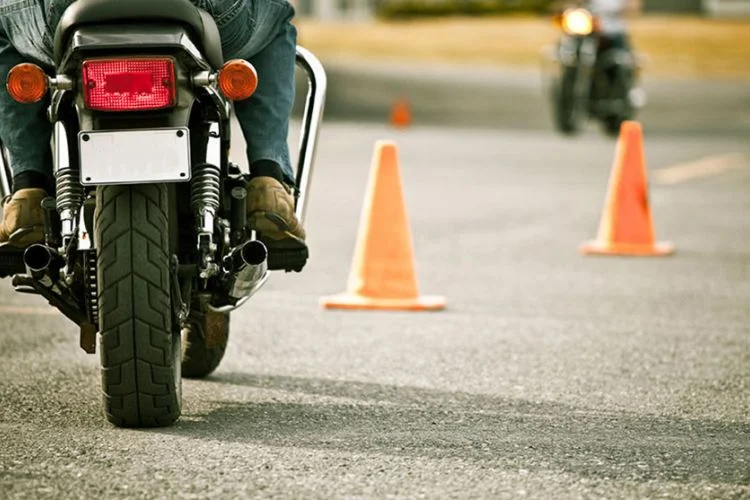 Lesionados en un accidente: Tres en una moto, uno de ellos menor de edad