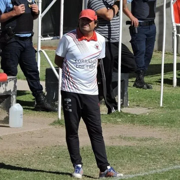 Adrián Ceferino “Melena” Bonetto, entrenador del equipo de Primera del Club Jorge Ross de La Carlota.