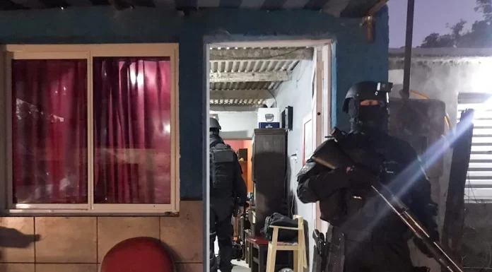 Incautan drogas y arma de fuego en un allanamiento en Villa María