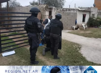 Toma de rehenes en Alejandro Roca: un hombre armado se atrincheró con una familia