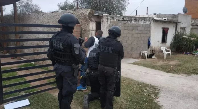 Toma de rehenes en Alejandro Roca: un hombre armado se atrincheró con una familia