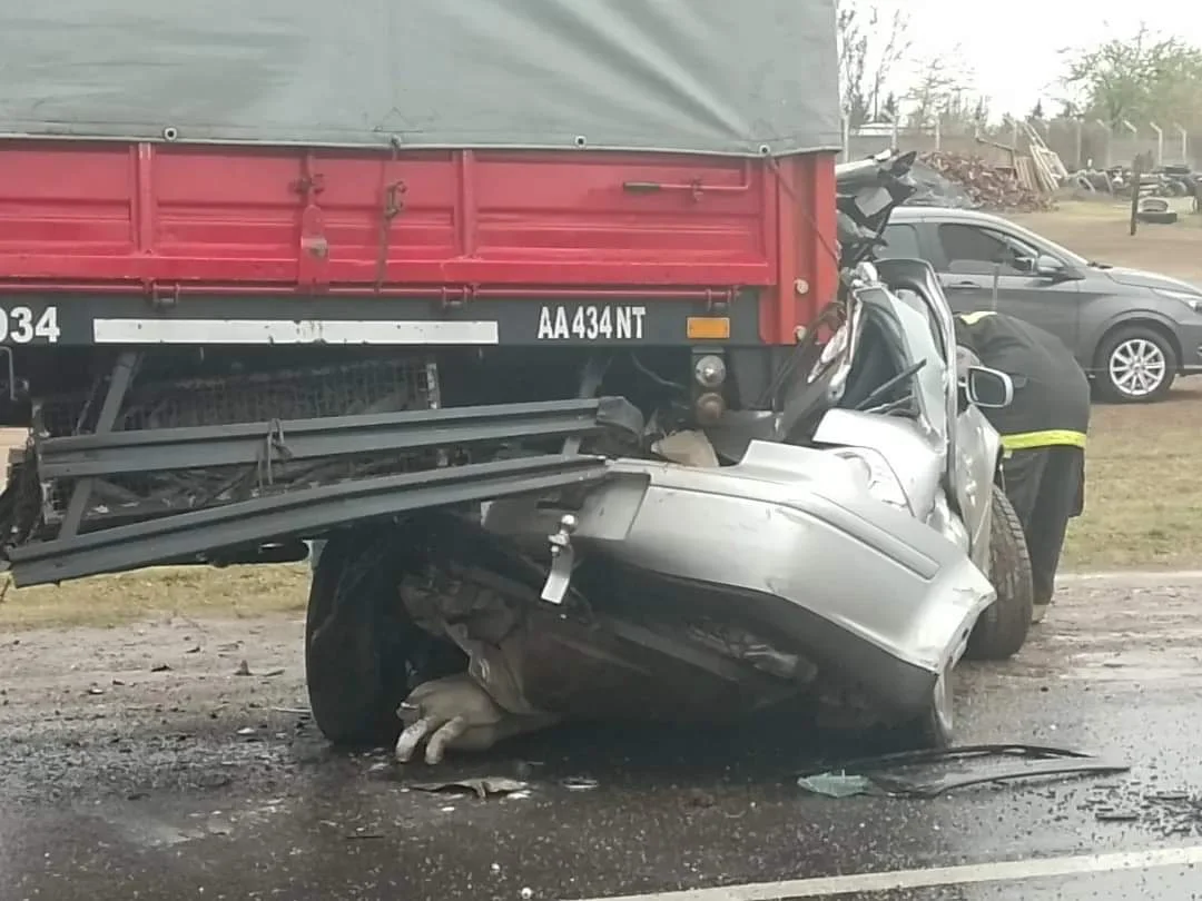Trágico accidente en el acceso Sur a Carnerillo: automóvil colisiona contra un camión estacionado