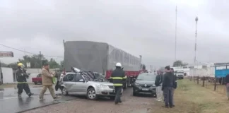 Trágico accidente en el acceso Sur a Carnerillo: automóvil colisiona contra un camión estacionado