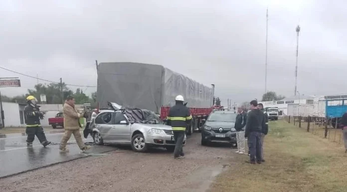 Trágico accidente en el acceso Sur a Carnerillo: automóvil colisiona contra un camión estacionado