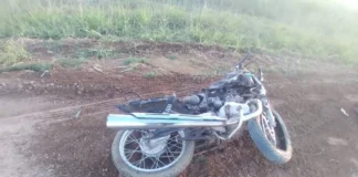 Colisión entre camioneta y moto deja un herido grave en Colazo