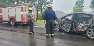 Miércoles lluvioso: choque entre un auto y un camión en la ruta 158 cerca del cementerio de Las Perdices