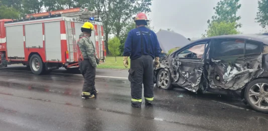 Miércoles lluvioso: choque entre un auto y un camión en la ruta 158 cerca del cementerio de Las Perdices