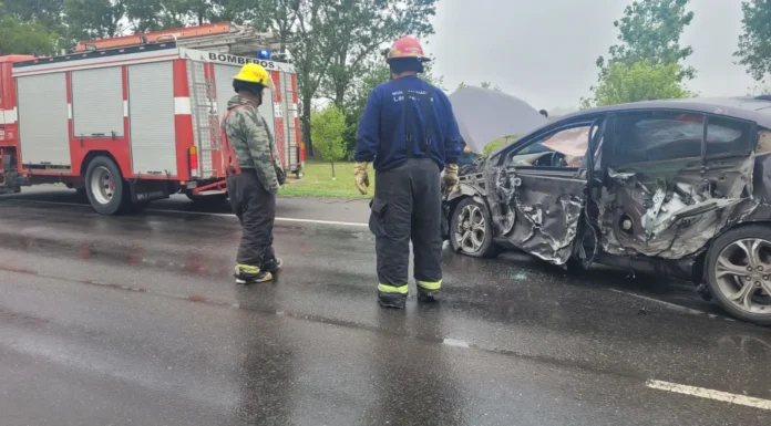 Miércoles lluvioso: choque entre un auto y un camión en la ruta 158 cerca del cementerio de Las Perdices