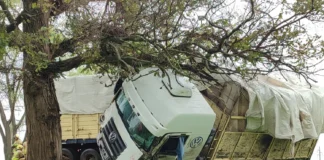 Dos camioneros heridos tras un roce frontal en el Acceso Sur a General Deheza