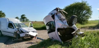 Un auto quedó de punta en la banquina y dos personas resultaron heridas en un choque