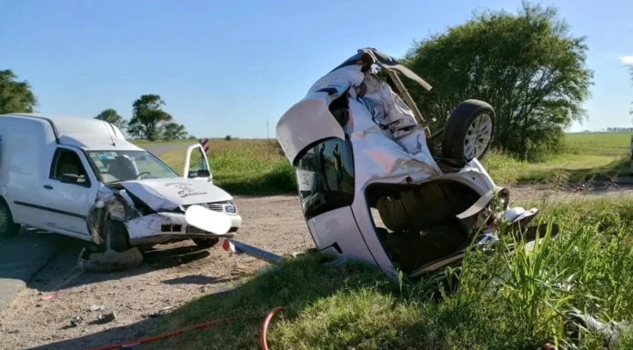 Un auto quedó de punta en la banquina y dos personas resultaron heridas en un choque