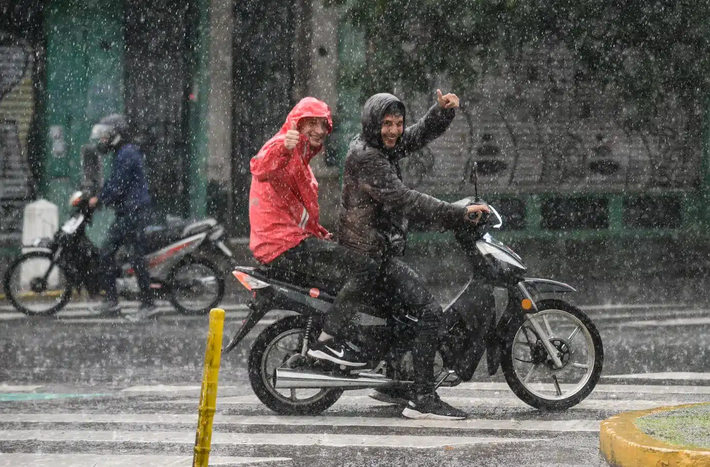 Tormenta de Santa Rosa: consejos esenciales para conducir seguro bajo la lluvia