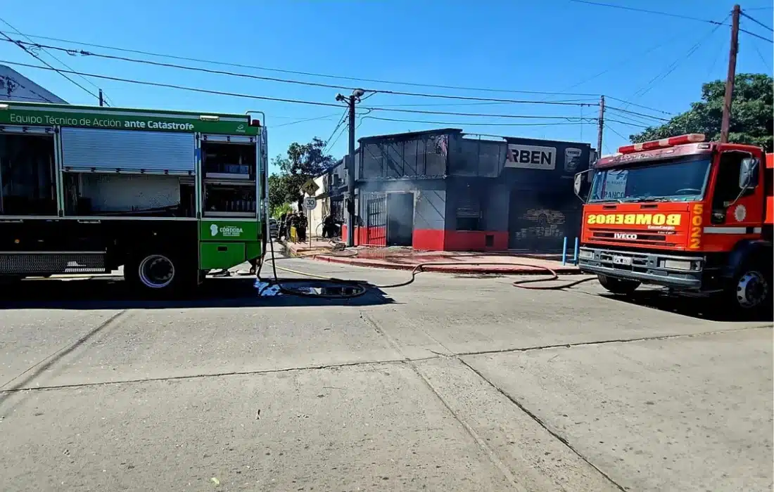 Impactante incendio en una Pinturería de Córdoba: pérdidas millonarias (video)