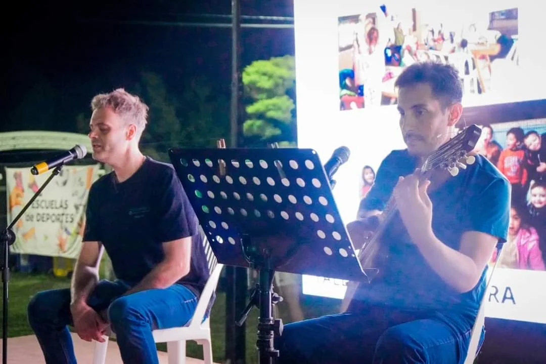 Anoche se vivió un momento histórico en General Cabrera con la inauguración de la remodelación y puesta en valor del "Centro Recreativo Municipal Unión Deportiva". Este renovado espacio no solo embellece la ciudad, sino que también se convierte en el nuevo hogar de diversas escuelas deportivas, incluyendo Hockey y Fútbol Femenino. Estas instalaciones serán fundamentales para los entrenamientos, competencias y una amplia gama de actividades deportivas. Un Nuevo Hogar para el Deporte Local El renovado Centro Recreativo será un punto clave para la comunidad deportiva de General Cabrera. Con instalaciones modernas y adecuadas para diversas disciplinas, se espera que impulse el desarrollo del talento local y fomente la participación en actividades físicas saludables. Además, el centro ofrecerá un lugar seguro y acogedor para que las familias y amigos se reúnan y disfruten de eventos deportivos. Celebración Comunitaria y Musical La jornada inaugural también marcó el cierre de actividades de las escuelas deportivas municipales y talleres culturales, donde participaron alumnos, familias y toda la comunidad. El evento tuvo un broche de oro con un emocionante show musical en vivo a cargo de Leandro Fiorito y Diego Andrada, quienes deleitaron a los asistentes con su talento y carisma. El "Centro Recreativo Municipal Unión Deportiva" promete ser el epicentro de nuevas propuestas deportivas y culturales. Estén atentos para conocer las próximas actividades y eventos que se desarrollarán en este espacio emblemático de General Cabrera.