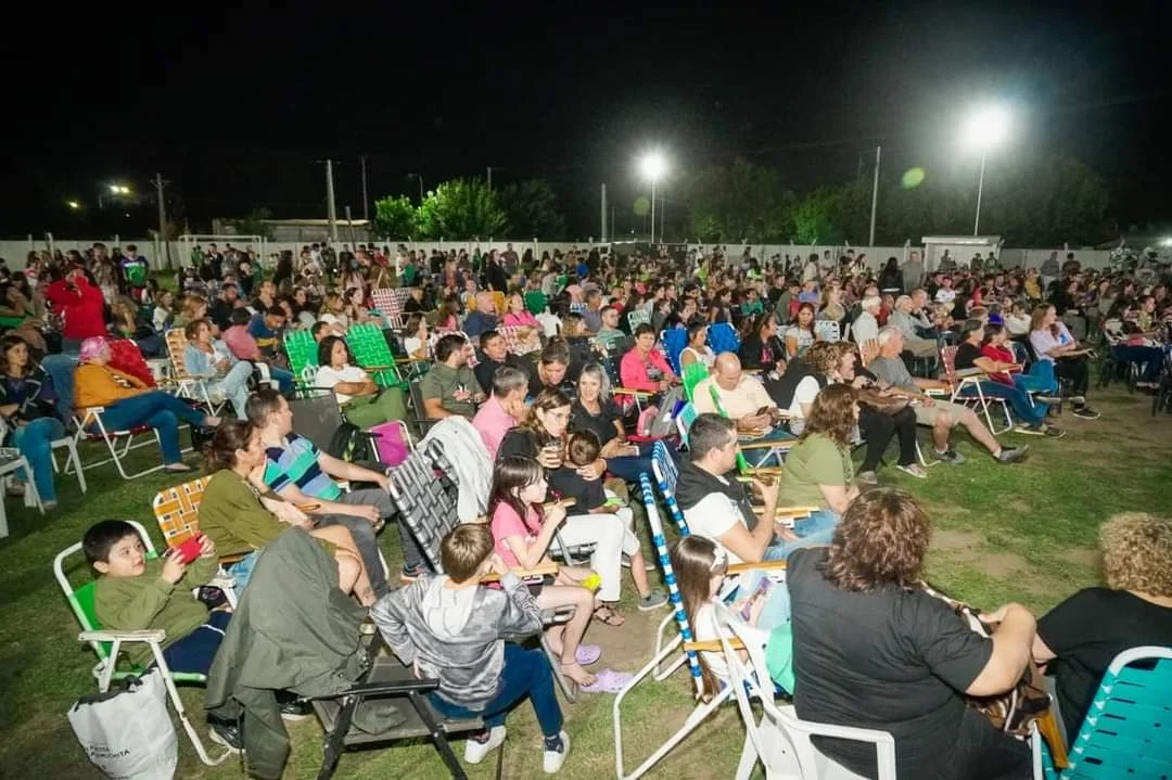 Anoche se vivió un momento histórico en General Cabrera con la inauguración de la remodelación y puesta en valor del "Centro Recreativo Municipal Unión Deportiva". Este renovado espacio no solo embellece la ciudad, sino que también se convierte en el nuevo hogar de diversas escuelas deportivas, incluyendo Hockey y Fútbol Femenino. Estas instalaciones serán fundamentales para los entrenamientos, competencias y una amplia gama de actividades deportivas. Un Nuevo Hogar para el Deporte Local El renovado Centro Recreativo será un punto clave para la comunidad deportiva de General Cabrera. Con instalaciones modernas y adecuadas para diversas disciplinas, se espera que impulse el desarrollo del talento local y fomente la participación en actividades físicas saludables. Además, el centro ofrecerá un lugar seguro y acogedor para que las familias y amigos se reúnan y disfruten de eventos deportivos. Celebración Comunitaria y Musical La jornada inaugural también marcó el cierre de actividades de las escuelas deportivas municipales y talleres culturales, donde participaron alumnos, familias y toda la comunidad. El evento tuvo un broche de oro con un emocionante show musical en vivo a cargo de Leandro Fiorito y Diego Andrada, quienes deleitaron a los asistentes con su talento y carisma. El "Centro Recreativo Municipal Unión Deportiva" promete ser el epicentro de nuevas propuestas deportivas y culturales. Estén atentos para conocer las próximas actividades y eventos que se desarrollarán en este espacio emblemático de General Cabrera.