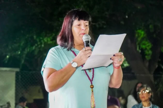 Anoche se vivió un momento histórico en General Cabrera con la inauguración de la remodelación y puesta en valor del "Centro Recreativo Municipal Unión Deportiva". Este renovado espacio no solo embellece la ciudad, sino que también se convierte en el nuevo hogar de diversas escuelas deportivas, incluyendo Hockey y Fútbol Femenino. Estas instalaciones serán fundamentales para los entrenamientos, competencias y una amplia gama de actividades deportivas. Un Nuevo Hogar para el Deporte Local El renovado Centro Recreativo será un punto clave para la comunidad deportiva de General Cabrera. Con instalaciones modernas y adecuadas para diversas disciplinas, se espera que impulse el desarrollo del talento local y fomente la participación en actividades físicas saludables. Además, el centro ofrecerá un lugar seguro y acogedor para que las familias y amigos se reúnan y disfruten de eventos deportivos. Celebración Comunitaria y Musical La jornada inaugural también marcó el cierre de actividades de las escuelas deportivas municipales y talleres culturales, donde participaron alumnos, familias y toda la comunidad. El evento tuvo un broche de oro con un emocionante show musical en vivo a cargo de Leandro Fiorito y Diego Andrada, quienes deleitaron a los asistentes con su talento y carisma. El "Centro Recreativo Municipal Unión Deportiva" promete ser el epicentro de nuevas propuestas deportivas y culturales. Estén atentos para conocer las próximas actividades y eventos que se desarrollarán en este espacio emblemático de General Cabrera