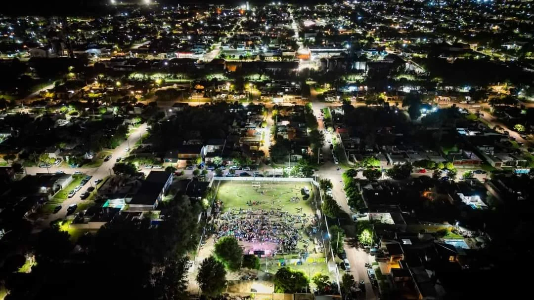 Anoche se vivió un momento histórico en General Cabrera con la inauguración de la remodelación y puesta en valor del "Centro Recreativo Municipal Unión Deportiva". Este renovado espacio no solo embellece la ciudad, sino que también se convierte en el nuevo hogar de diversas escuelas deportivas, incluyendo Hockey y Fútbol Femenino. Estas instalaciones serán fundamentales para los entrenamientos, competencias y una amplia gama de actividades deportivas. Un Nuevo Hogar para el Deporte Local El renovado Centro Recreativo será un punto clave para la comunidad deportiva de General Cabrera. Con instalaciones modernas y adecuadas para diversas disciplinas, se espera que impulse el desarrollo del talento local y fomente la participación en actividades físicas saludables. Además, el centro ofrecerá un lugar seguro y acogedor para que las familias y amigos se reúnan y disfruten de eventos deportivos. Celebración Comunitaria y Musical La jornada inaugural también marcó el cierre de actividades de las escuelas deportivas municipales y talleres culturales, donde participaron alumnos, familias y toda la comunidad. El evento tuvo un broche de oro con un emocionante show musical en vivo a cargo de Leandro Fiorito y Diego Andrada, quienes deleitaron a los asistentes con su talento y carisma. El "Centro Recreativo Municipal Unión Deportiva" promete ser el epicentro de nuevas propuestas deportivas y culturales. Estén atentos para conocer las próximas actividades y eventos que se desarrollarán en este espacio emblemático de General Cabrera.