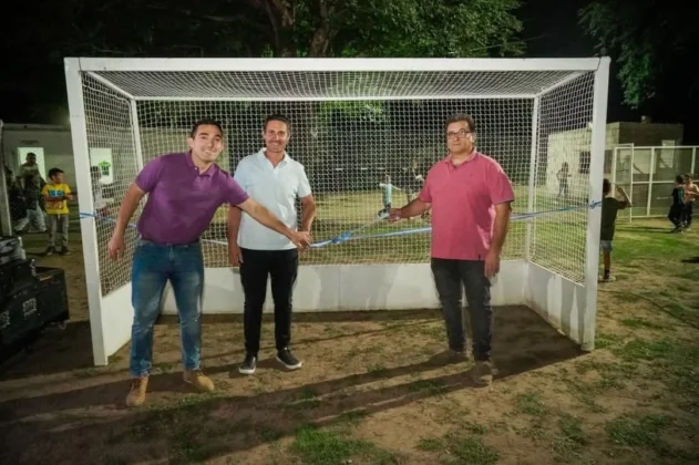 Anoche se vivió un momento histórico en General Cabrera con la inauguración de la remodelación y puesta en valor del "Centro Recreativo Municipal Unión Deportiva". Este renovado espacio no solo embellece la ciudad, sino que también se convierte en el nuevo hogar de diversas escuelas deportivas, incluyendo Hockey y Fútbol Femenino. Estas instalaciones serán fundamentales para los entrenamientos, competencias y una amplia gama de actividades deportivas. Un Nuevo Hogar para el Deporte Local El renovado Centro Recreativo será un punto clave para la comunidad deportiva de General Cabrera. Con instalaciones modernas y adecuadas para diversas disciplinas, se espera que impulse el desarrollo del talento local y fomente la participación en actividades físicas saludables. Además, el centro ofrecerá un lugar seguro y acogedor para que las familias y amigos se reúnan y disfruten de eventos deportivos. Celebración Comunitaria y Musical La jornada inaugural también marcó el cierre de actividades de las escuelas deportivas municipales y talleres culturales, donde participaron alumnos, familias y toda la comunidad. El evento tuvo un broche de oro con un emocionante show musical en vivo a cargo de Leandro Fiorito y Diego Andrada, quienes deleitaron a los asistentes con su talento y carisma. El "Centro Recreativo Municipal Unión Deportiva" promete ser el epicentro de nuevas propuestas deportivas y culturales. Estén atentos para conocer las próximas actividades y eventos que se desarrollarán en este espacio emblemático de General Cabrera