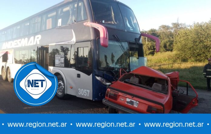 Choque entre un colectivo Andesmar y un auto: Dos fallecidos y un niño herido