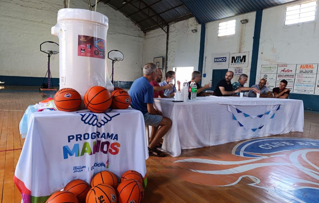 el Club Deportivo “9 de Julio” de Las Perdices recibió pelotas de básquet y un termotanque en una entrega encabezada por el Intendente Sergio Avalis y el Presidente de la Agencia Córdoba Joven, José Ignacio Scotto, a través del Programa "Manos".